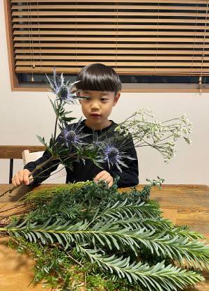 簡単！手作りクリスマススワッグで子供の五感を刺激！一緒に季節の手仕事 | HugMug