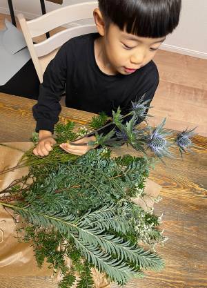 簡単！手作りクリスマススワッグで子供の五感を刺激！一緒に季節の手仕事 | HugMug