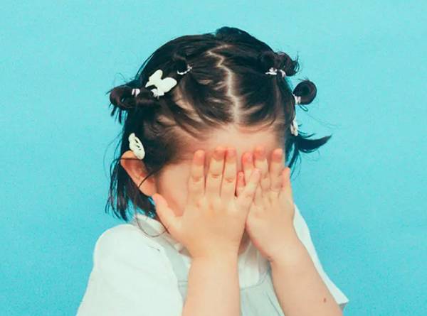 ［動画で解説］女の子をもっと可愛く！簡単ヘアアレンジ＜ロング＆ボブ＞ | HugMug