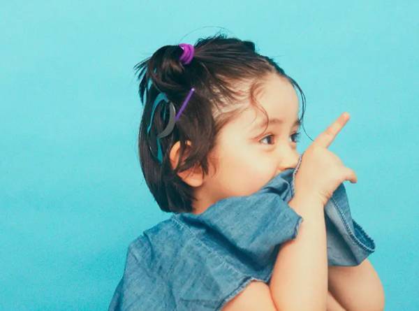 ［動画で解説］女の子をもっと可愛く！簡単ヘアアレンジ＜ロング＆ボブ＞ | HugMug