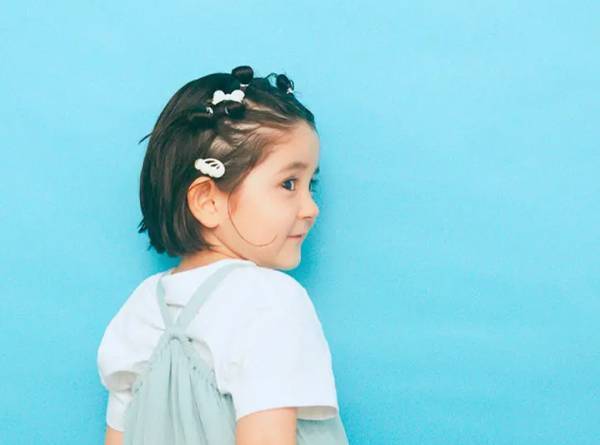 ［動画で解説］女の子をもっと可愛く！簡単ヘアアレンジ＜ロング＆ボブ＞ | HugMug