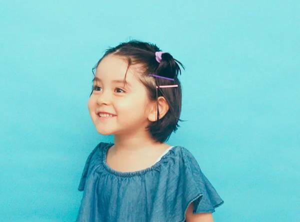 ［動画で解説］女の子をもっと可愛く！簡単ヘアアレンジ＜ロング＆ボブ＞ | HugMug