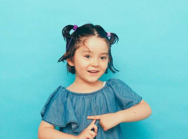 ［動画で解説］女の子をもっと可愛く！簡単ヘアアレンジ＜ロング＆ボブ＞ | HugMug