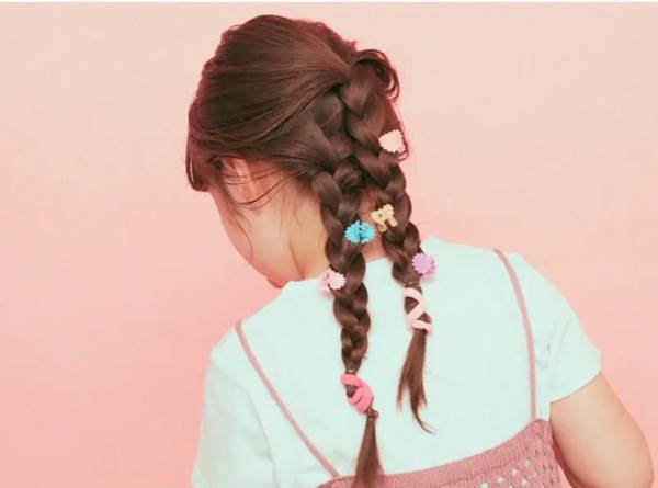 ［動画で解説］女の子をもっと可愛く！簡単ヘアアレンジ＜ロング＆ボブ＞ | HugMug