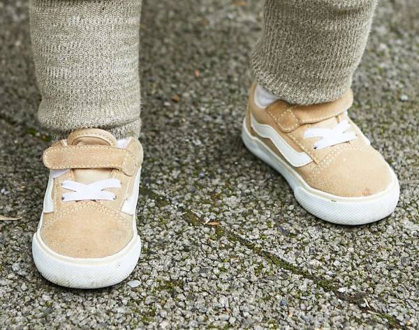 そのトレンチコート『アディダス』なの！？おしゃれ過ぎるママコーデをチェック♡ | HugMug