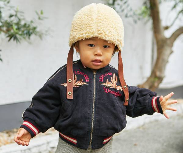 そのトレンチコート『アディダス』なの！？おしゃれ過ぎるママコーデをチェック♡ | HugMug