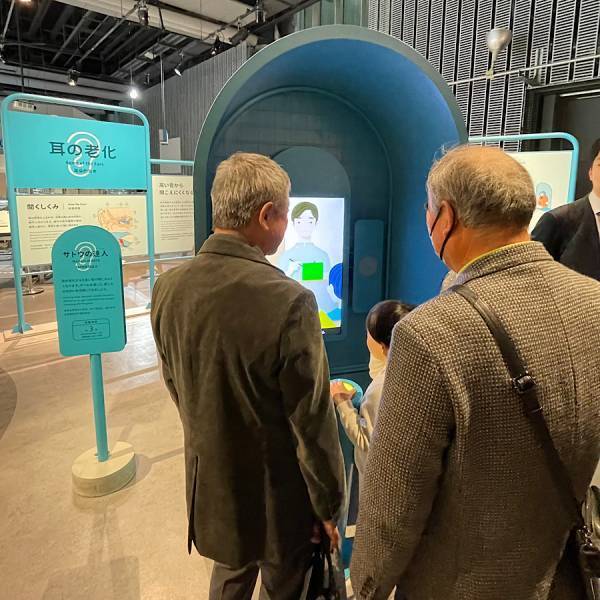 【日本科学未来館】ゲームをしながら老いを体感？！家族で遊んで学べる『老いパーク』 | HugMug