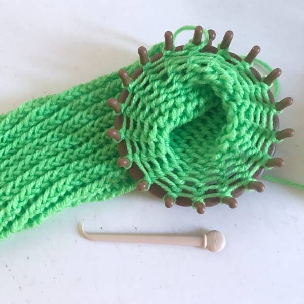 300円で簡単に作れる！【DAISO】毛糸deリリアンで作るお洒落なアームウォーマー | HugMug