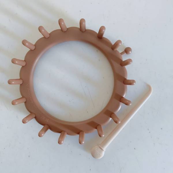 300円で簡単に作れる！【DAISO】毛糸deリリアンで作るお洒落なアームウォーマー | HugMug