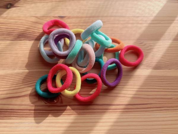 100均でも手に入るヘアアクセやリボンで簡単ヘアアレンジ | HugMug