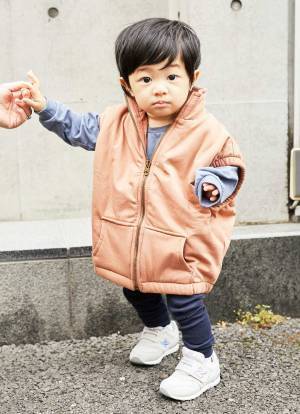 デニム×ピーコートで品あるカジュアルコーデに！くすみブルーが親子のアクセントカラー♡ | HugMug