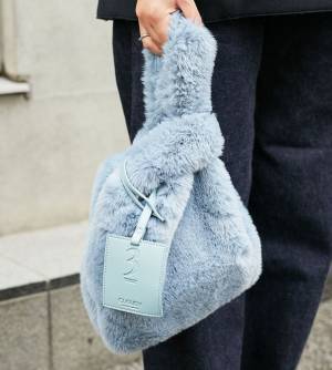 デニム×ピーコートで品あるカジュアルコーデに！くすみブルーが親子のアクセントカラー♡ | HugMug