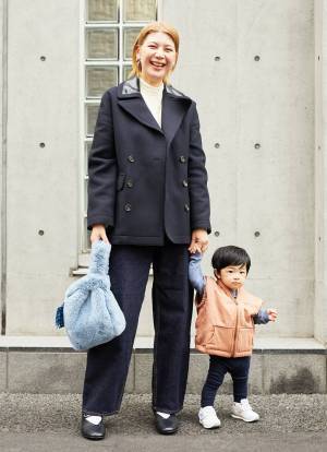 デニム×ピーコートで品あるカジュアルコーデに！くすみブルーが親子のアクセントカラー♡ | HugMug