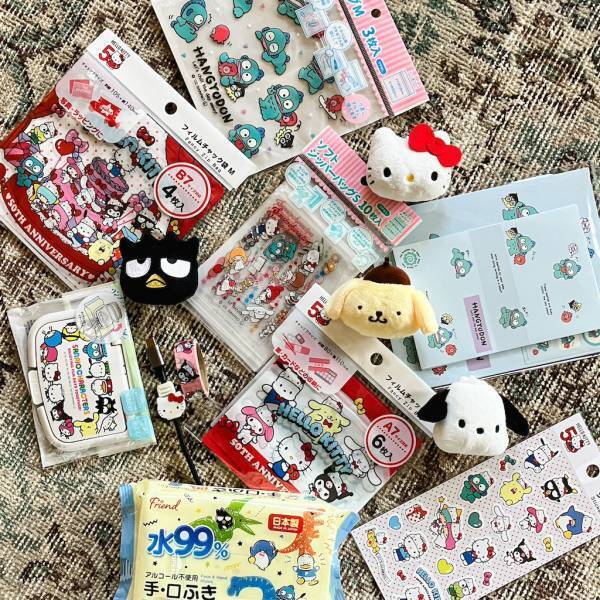 【キティちゃん50周年‼️】100均のサンリオグッズが超充実でマニア歓喜！！ | HugMug