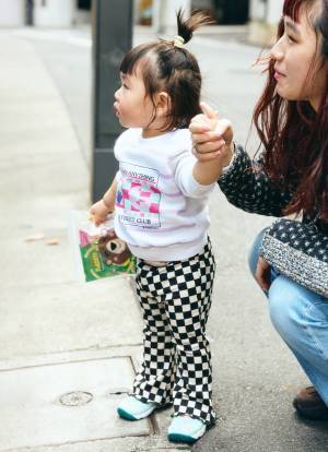 春はカラフルが着たい♡ 柄アイテムを散りばめたおしゃれな親子コーデ！ | HugMug