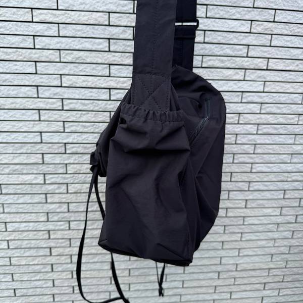 使いやすさ抜群！話題の【UNIQLO U】の優秀ドローストリングバッグ2選 | HugMug