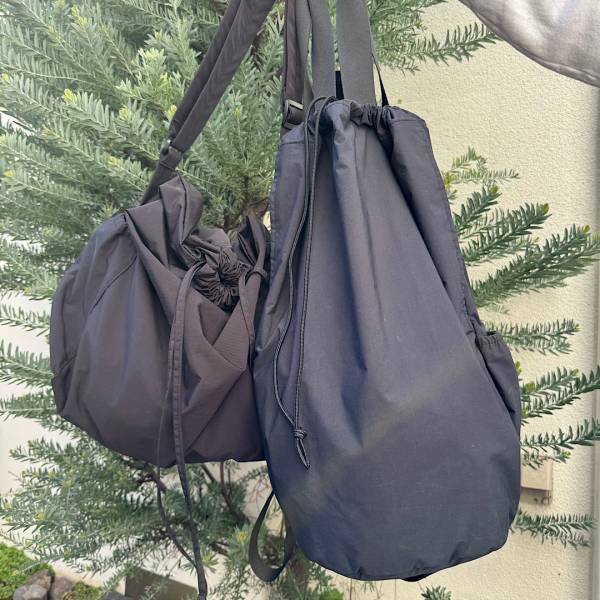 使いやすさ抜群！話題の【UNIQLO U】の優秀ドローストリングバッグ2選 | HugMug