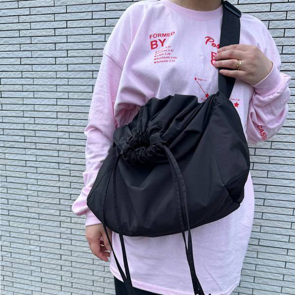 使いやすさ抜群！話題の【UNIQLO U】の優秀ドローストリングバッグ2選 | HugMug