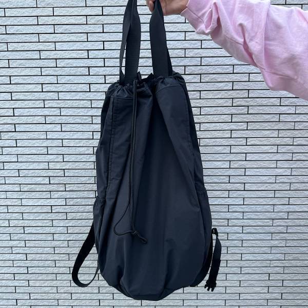 使いやすさ抜群！話題の【UNIQLO U】の優秀ドローストリングバッグ2選 | HugMug