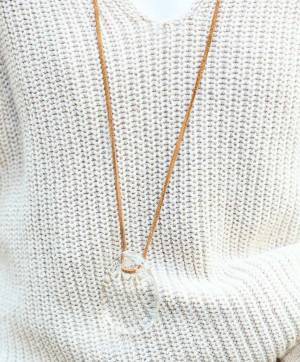 ベージュのグラデーションコーデがおしゃれすぎ！ 春ニットで気分アップ♪ | HugMug