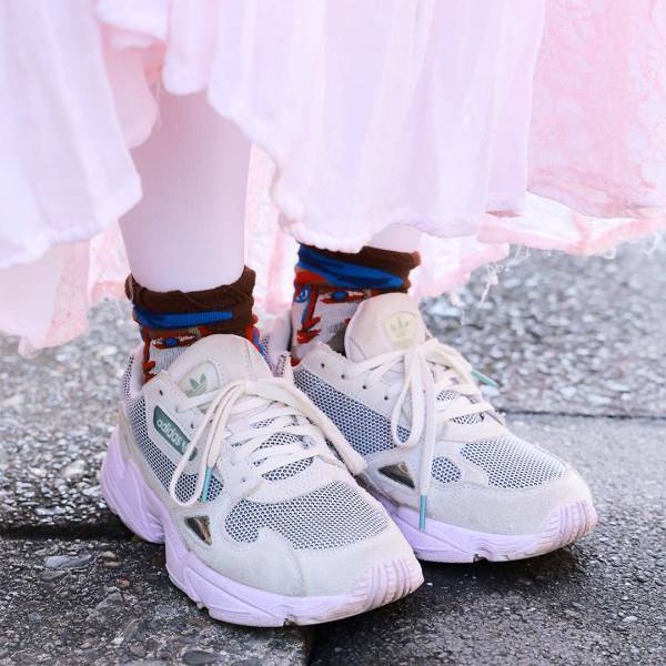 高感度ママの足元をキャッチ！【スニーカーSNAP 5選】 | HugMug