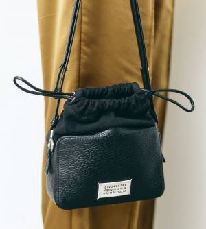 ツヤボトムスで上品見え！シックなカラーコーデは必見♡ | HugMug