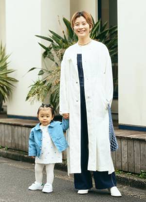 春こそ着たいホワイト×デニム♡ ママはオーバーオールを品よく着こなし！ | HugMug