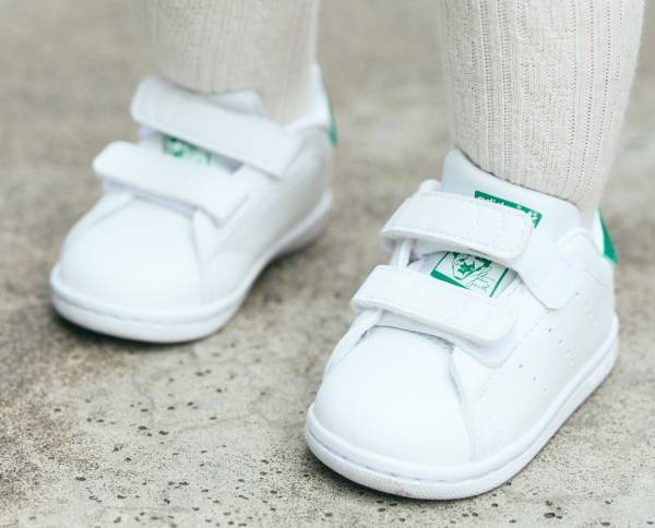 春こそ着たいホワイト×デニム♡ ママはオーバーオールを品よく着こなし！ | HugMug