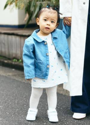 春こそ着たいホワイト×デニム♡ ママはオーバーオールを品よく着こなし！ | HugMug