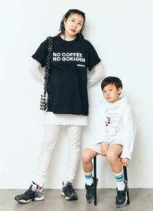 『ユニクロキッズ』のハーフパンツが万能♡ おしゃれ親子のモノトーンコーデ！ | HugMug