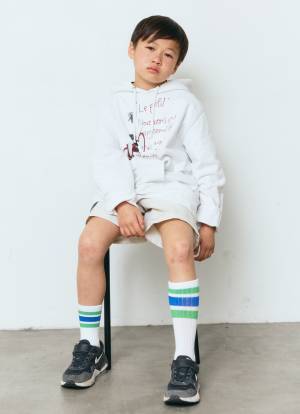 『ユニクロキッズ』のハーフパンツが万能♡ おしゃれ親子のモノトーンコーデ！ | HugMug