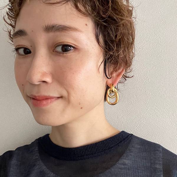 3000円台で発見！日常コーデを華やかにする＜ebine＞のボリュームピアス | HugMug