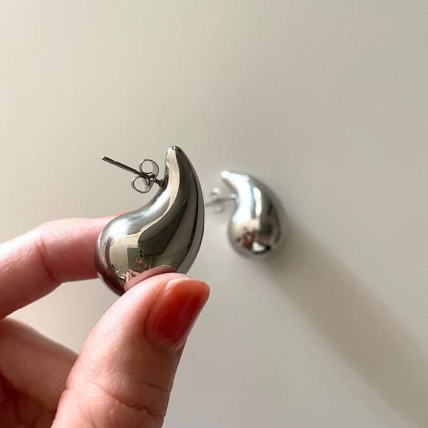 3000円台で発見！日常コーデを華やかにする＜ebine＞のボリュームピアス | HugMug