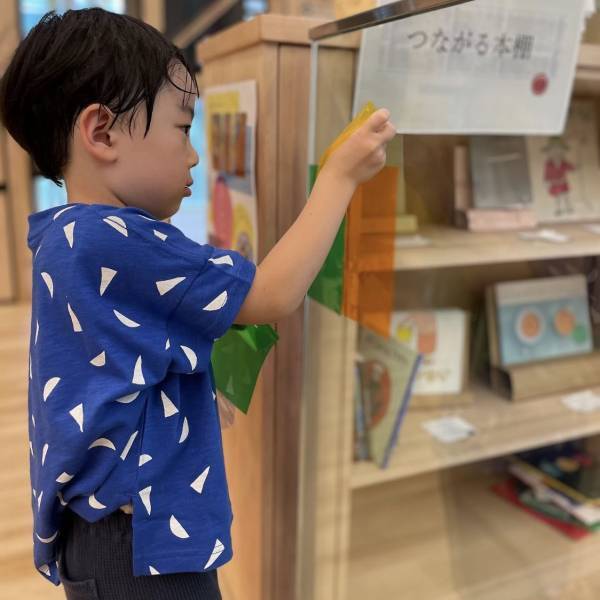 家族の思い出をインテリアに！世界に１つだけの家族似顔絵アート | HugMug