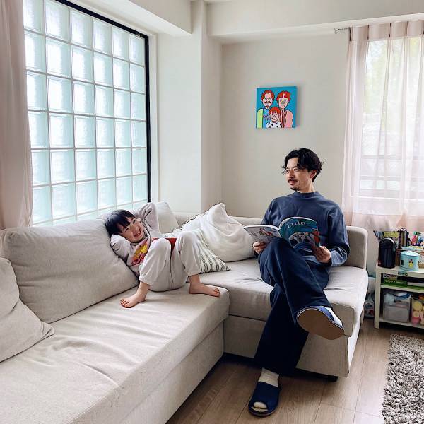 家族の思い出をインテリアに！世界に１つだけの家族似顔絵アート | HugMug