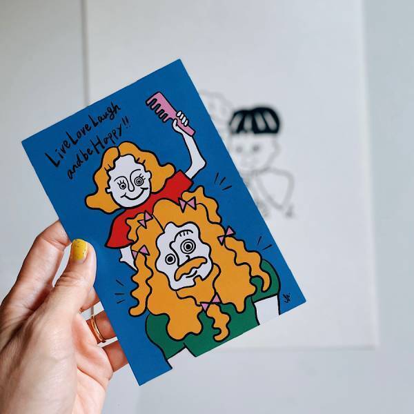 家族の思い出をインテリアに！世界に１つだけの家族似顔絵アート | HugMug