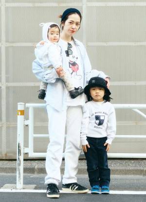 ヴィンテージMIXの兄妹コーデがめちゃかわ♡ 親子でスウェットをおしゃれに着こなし！ | HugMug