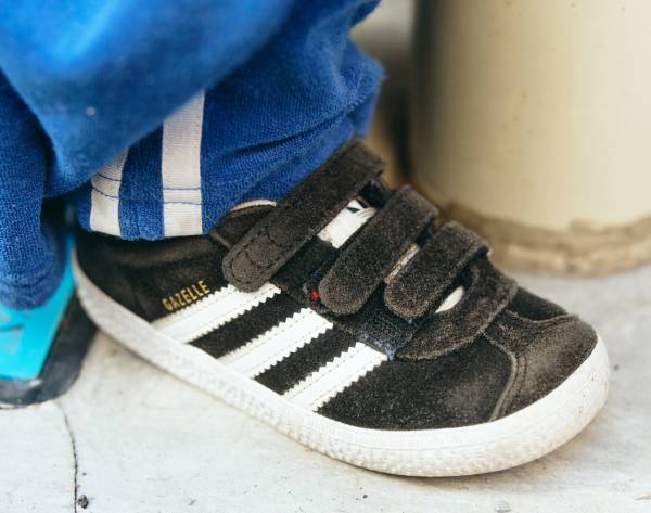 ジャージをおしゃれに着こなすテク必見！街にも公園にも行ける旬な親子コーデ | HugMug