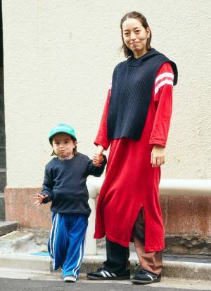 ジャージをおしゃれに着こなすテク必見！街にも公園にも行ける旬な親子コーデ | HugMug