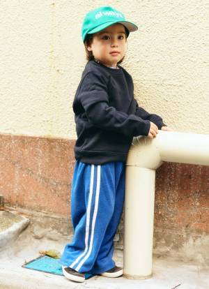 ジャージをおしゃれに着こなすテク必見！街にも公園にも行ける旬な親子コーデ | HugMug