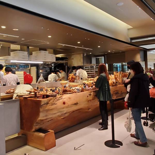 【話題のパン屋】小学生以下しか入れない！？麻布台ヒルズ『Comme’N KIDS』徹底レポ | HugMug