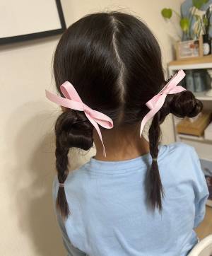 ガーリーで可愛い！ 忙しい朝にも簡単なリボンのキッズヘアアレンジ！ | HugMug