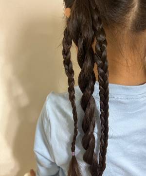 ガーリーで可愛い！ 忙しい朝にも簡単なリボンのキッズヘアアレンジ！ | HugMug