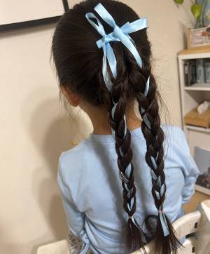 ガーリーで可愛い！ 忙しい朝にも簡単なリボンのキッズヘアアレンジ！ | HugMug