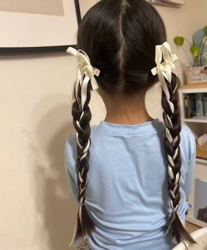 ガーリーで可愛い！ 忙しい朝にも簡単なリボンのキッズヘアアレンジ！ | HugMug