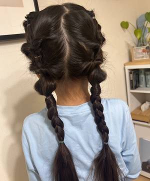 ガーリーで可愛い！ 忙しい朝にも簡単なリボンのキッズヘアアレンジ！ | HugMug