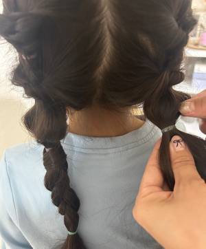 ガーリーで可愛い！ 忙しい朝にも簡単なリボンのキッズヘアアレンジ！ | HugMug