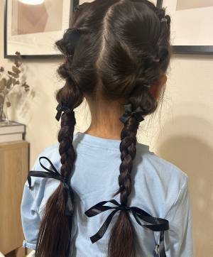 ガーリーで可愛い！ 忙しい朝にも簡単なリボンのキッズヘアアレンジ！ | HugMug