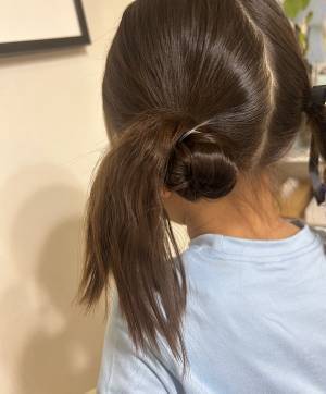 ガーリーで可愛い！ 忙しい朝にも簡単なリボンのキッズヘアアレンジ！ | HugMug