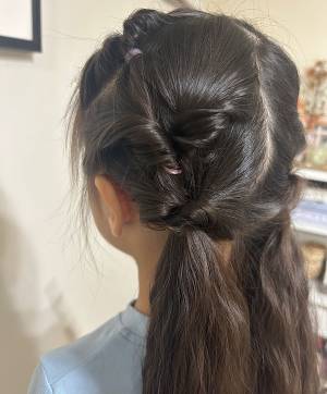 ガーリーで可愛い！ 忙しい朝にも簡単なリボンのキッズヘアアレンジ！ | HugMug